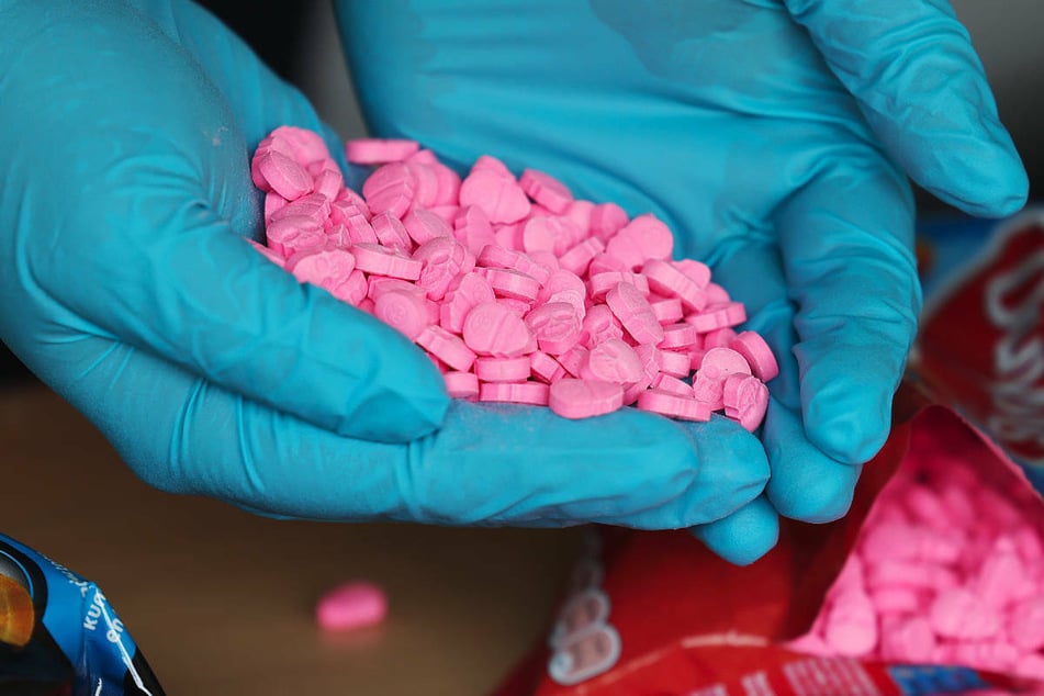 Bei der Durchsuchung hat die Berliner Polizei unter anderem Zehntausende Ecstasy-Pillen sichergestellt. (Symbolfoto)