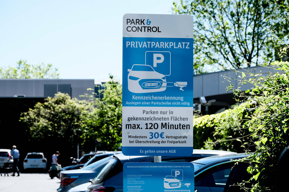 Ein solches Hinweisschild steht auch an besagtem Parkplatz in Freiberg, wo man jedoch maximal 90 Minuten parken darf.