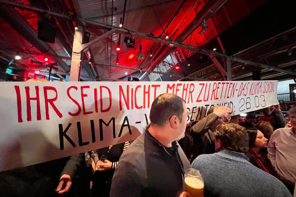 "Ihr seid nicht mehr zu retten - das Klima schon", ist auf einem Banner in der SPD-Wahllocation zu lesen.