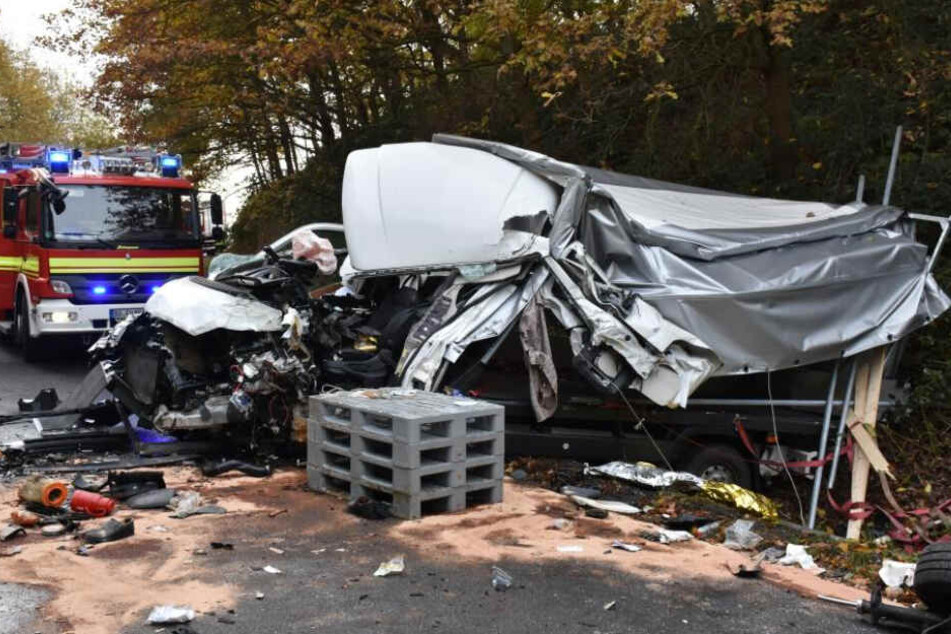 Die Unfallstelle gleicht einer Trümmerhalde.