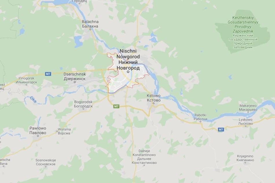 Bei einem Unfall in Russland ist ein Auto in eine Schulklasse geschleudert worden.