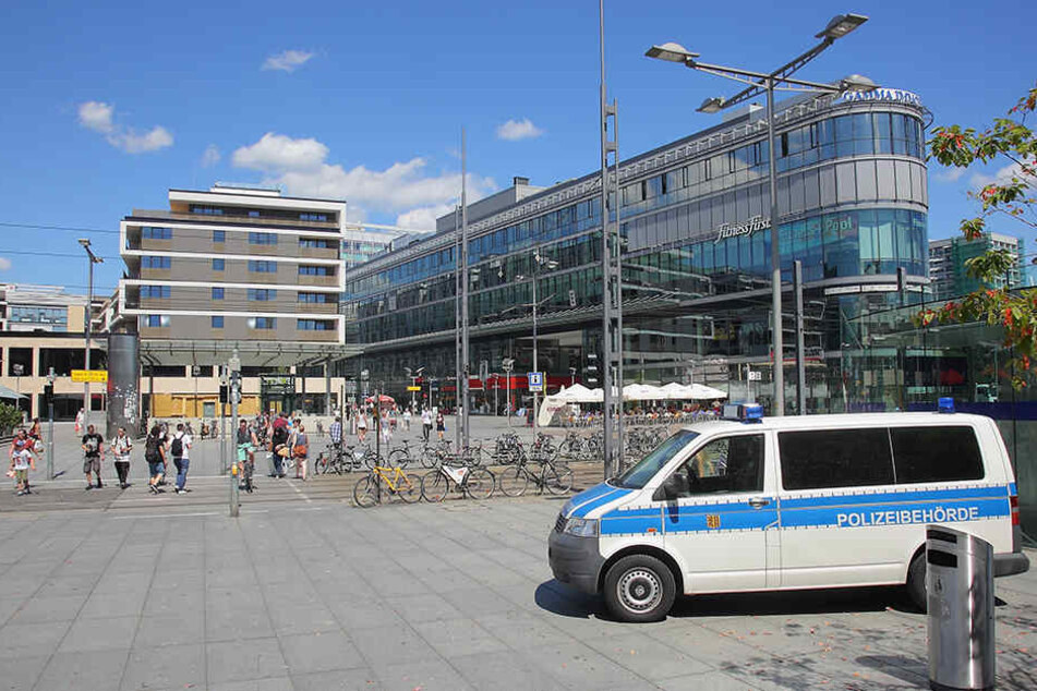 Sicher und drogenfrei soll der Wiener Platz werden: Tausende Touris und Einheimische passieren jeden Tag Dresdens "Visitenkarte".