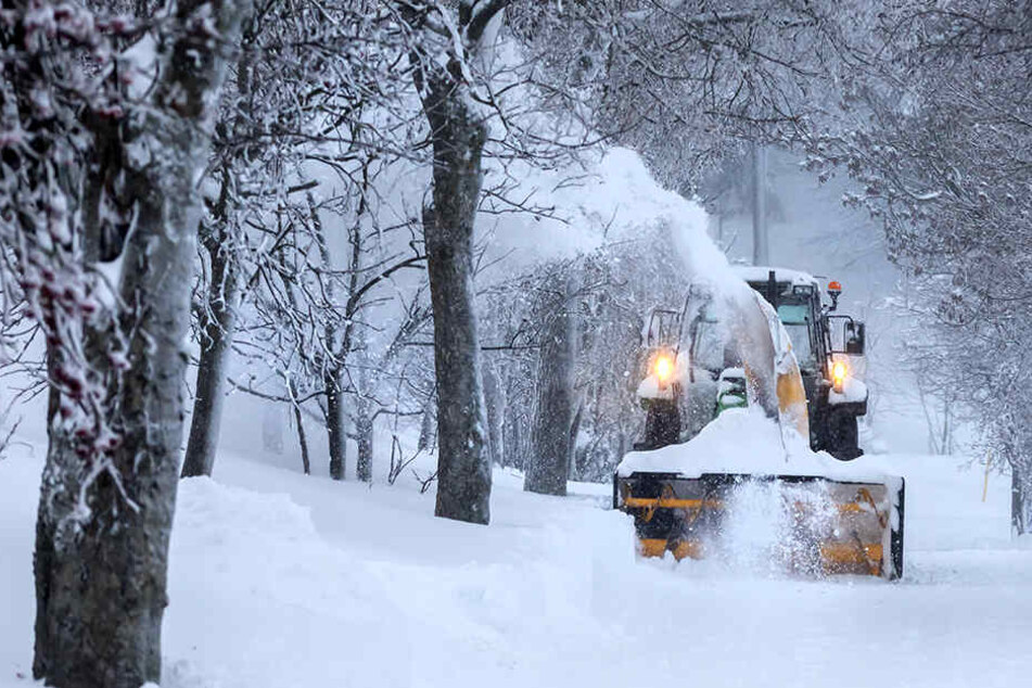 Schneeberäumung in Oberwiesenthal: In Deutschlands höchster Stadt ging in den vergangenen Tagen teilweise nichts mehr.