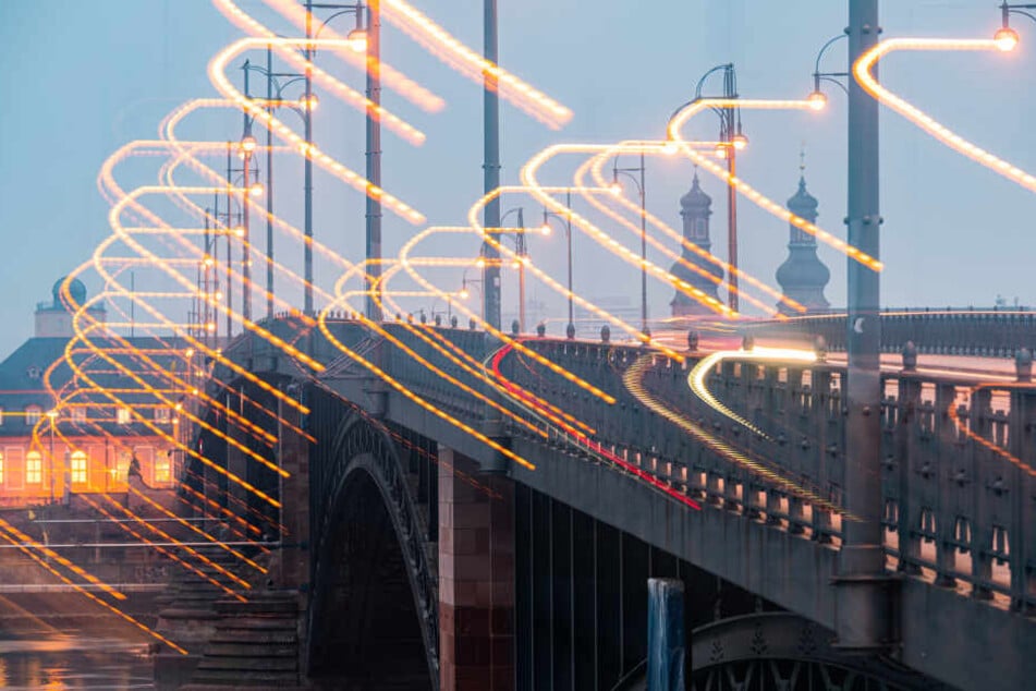 Die Sperrung der Theodor-Heuss-Brücke soll etwa vier Wochen andauern.