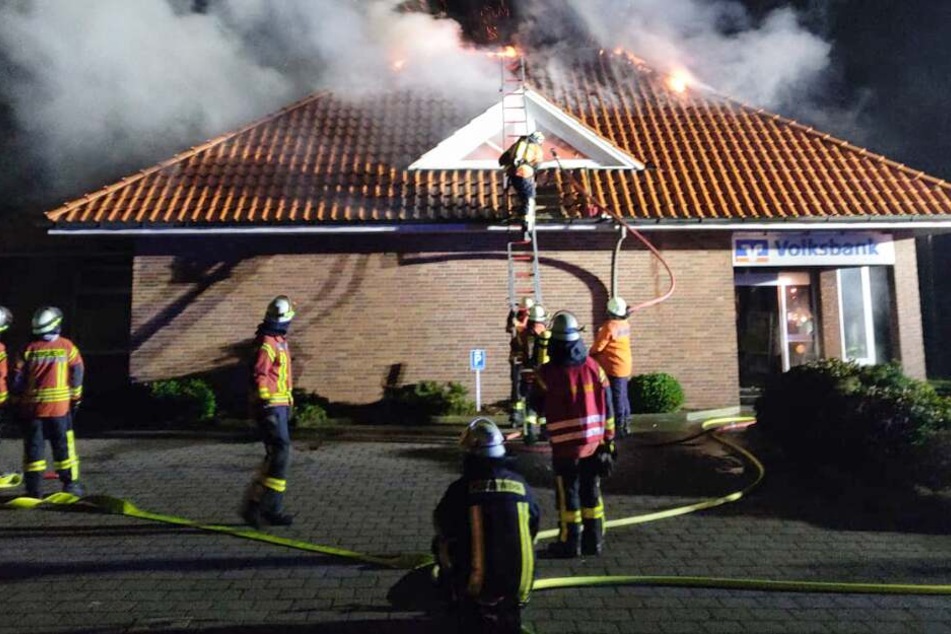 Die ganze Bank setzten die unbekannten Täter in Brand.