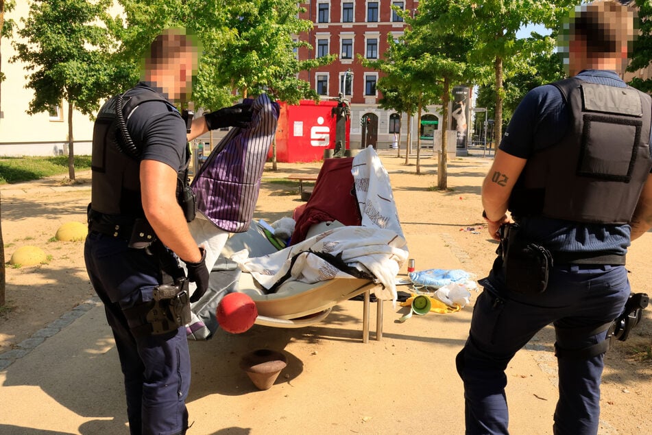 Über Nacht abgeladen: Polizisten stehen vor einem gewaltigen Müllberg auf dem Sonnenberg.