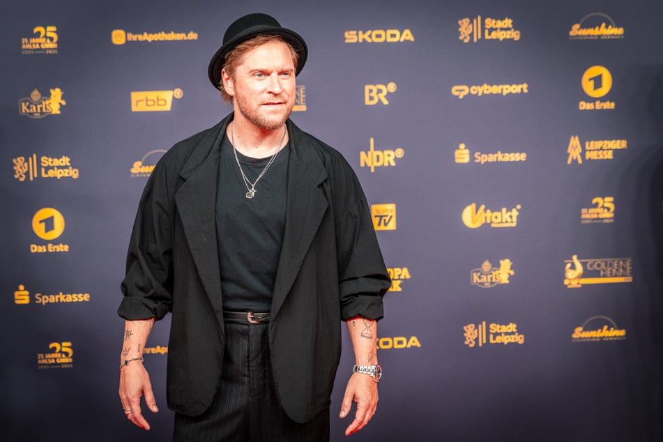 Johannes Oerding (44) hat sein Outfit sehr stilsicher selber herausgesucht.