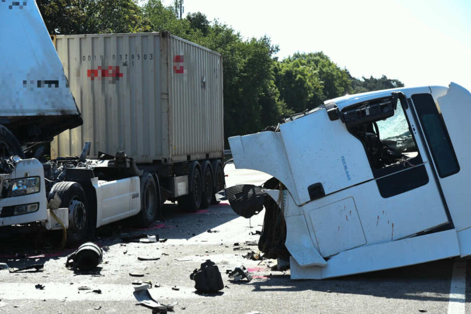 Das Führerhaus eines der Lastwagen wurde durch den Crash abgerissen.