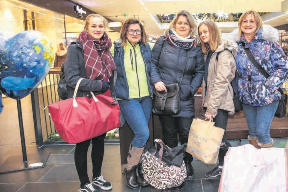 Einkaufen satt zu guten Preisen. Das lockt diese Mädelsrunde aus Prag nach Dresden.