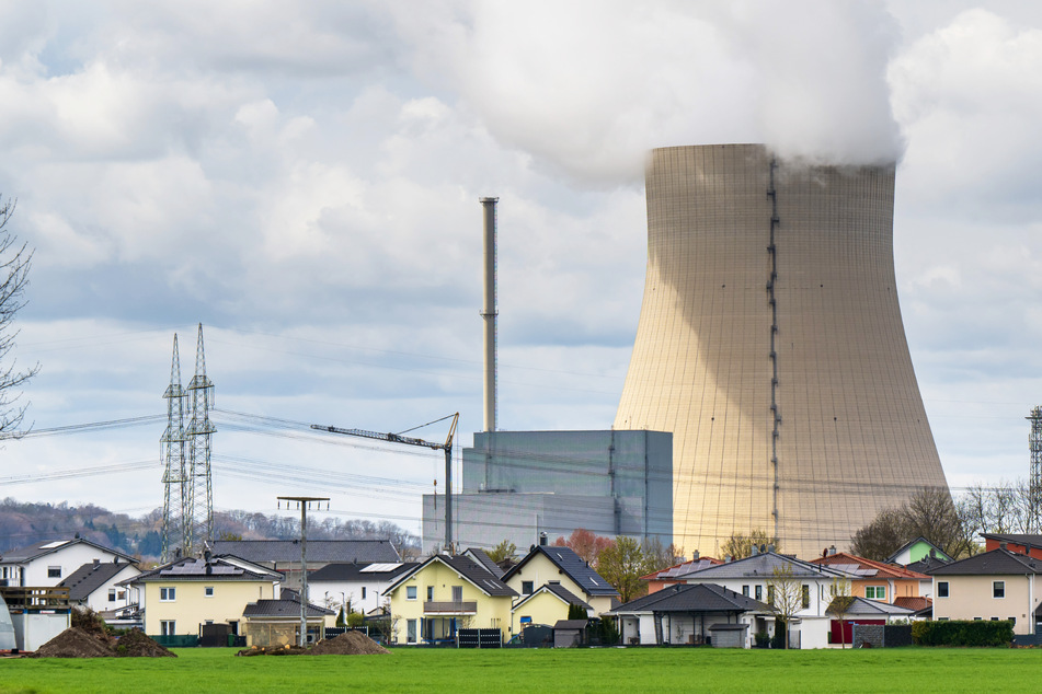Laut Atomgesetz soll die endgültige Abschaltung des Atomkraftwerkes Isar 2 im bayrischen Essenbach am 15. April erfolgen.