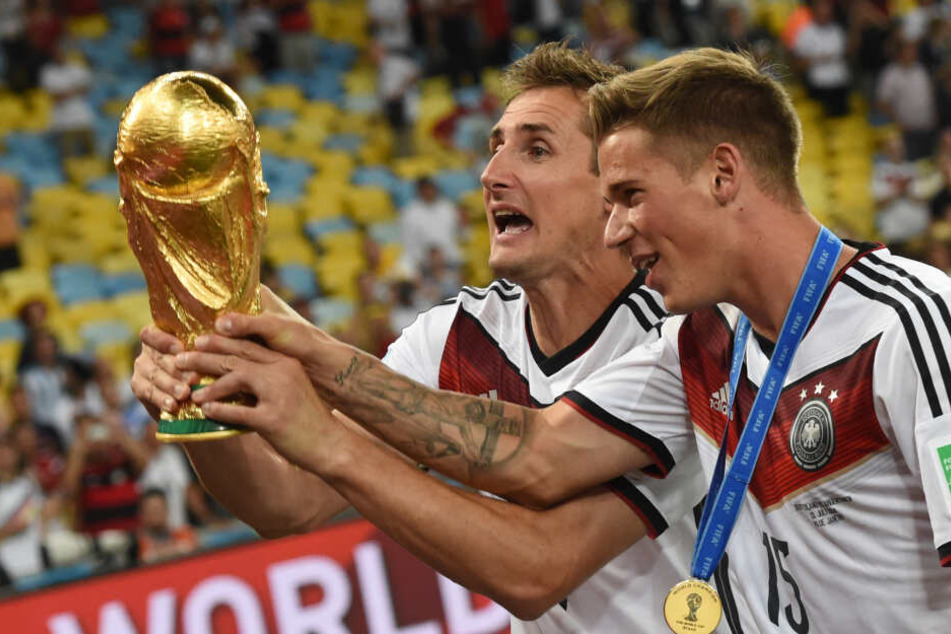 Die beiden deutschen Nationalspieler Miroslav Klose (Li.) und Erik Durm bei den Feierlichkeiten nach dem WM-Titel 2014 in Rio de Janeiro.
