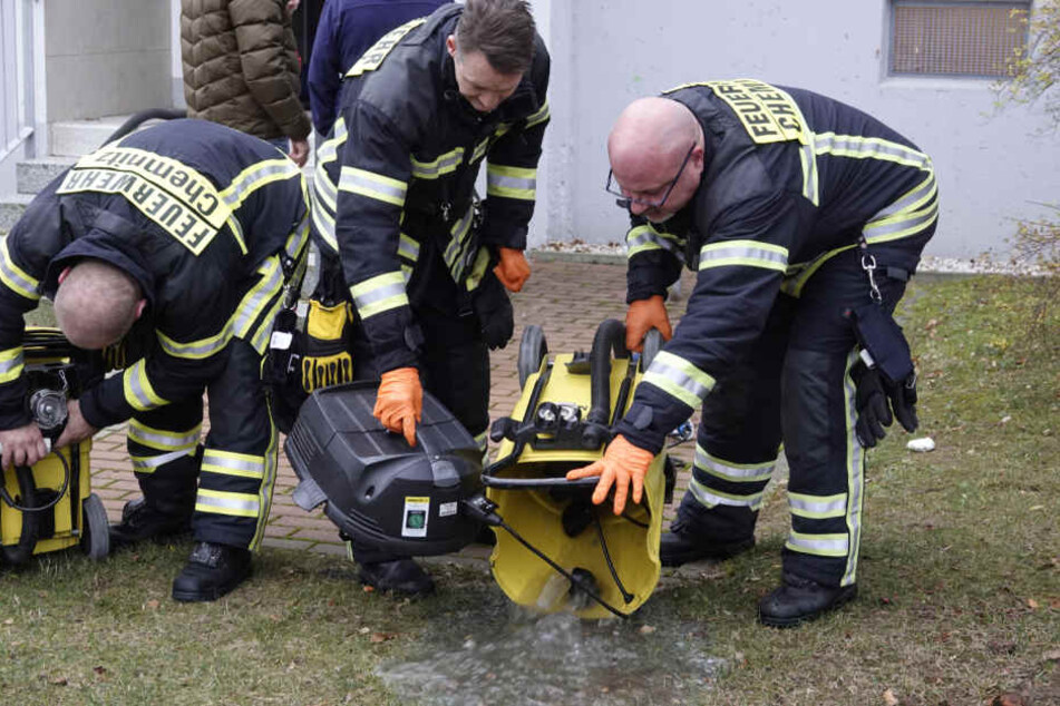 Die Feuerwehr arbeitete mit mehreren Nasssaugern um das Wasser aus der Wohnung zu bekommen.