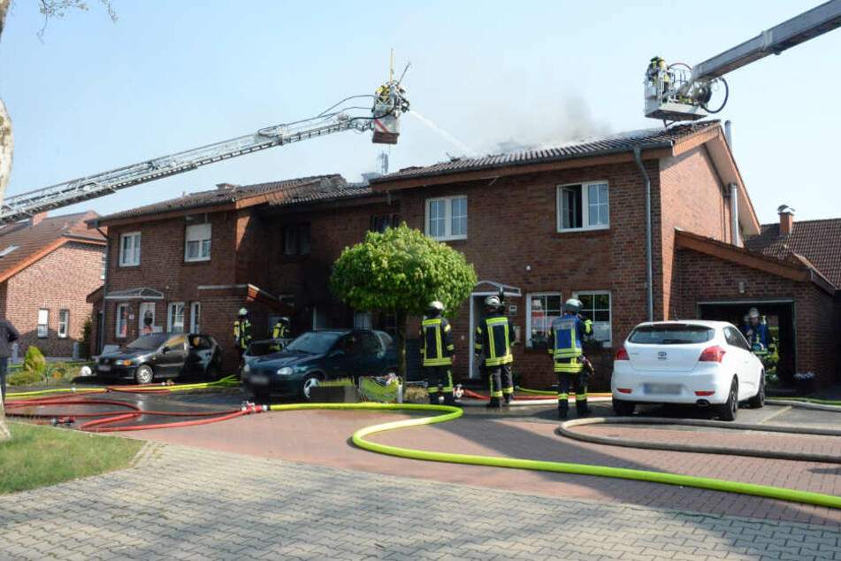 Erst als die Drehleiterwagen eintrafen, konnten die Flammen zielführend bekämpft werden.