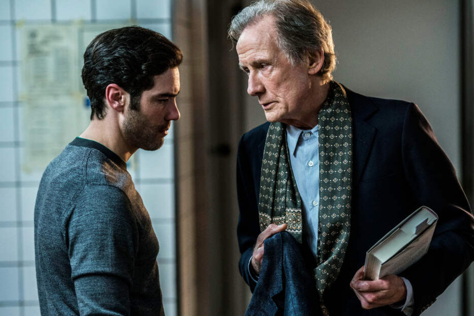 Timofey (r., Bill Nighy) stellt Marc (Taher Rahim) als neuen Küchenchef seines Restaurants ein - was sich als kluge Entscheidung herausstellt.