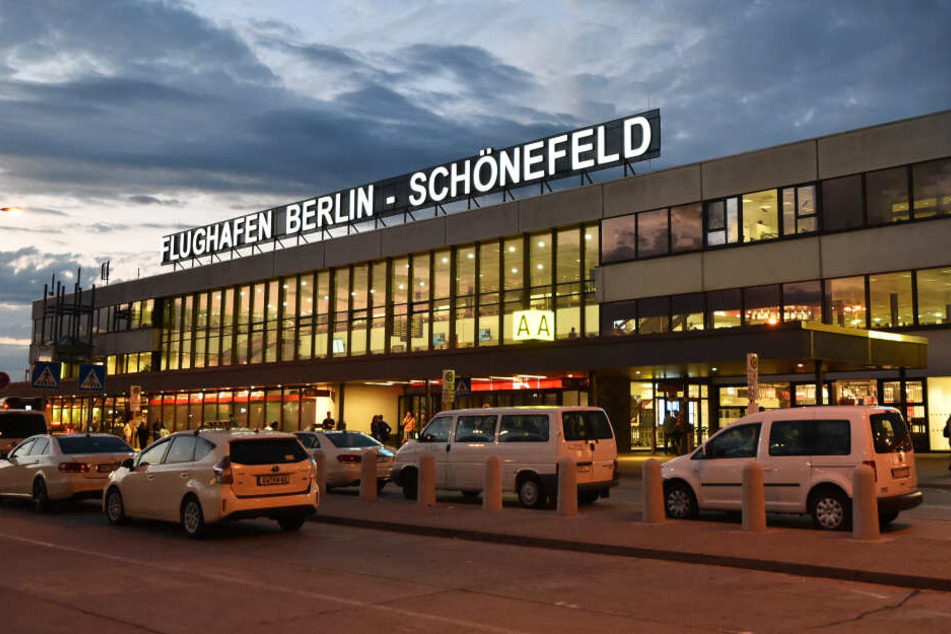 Der Flugbetrieb am Flughafen Schönefeld wurde wegen einer Weltkriegsbombe eingestellt (Symbolbild).