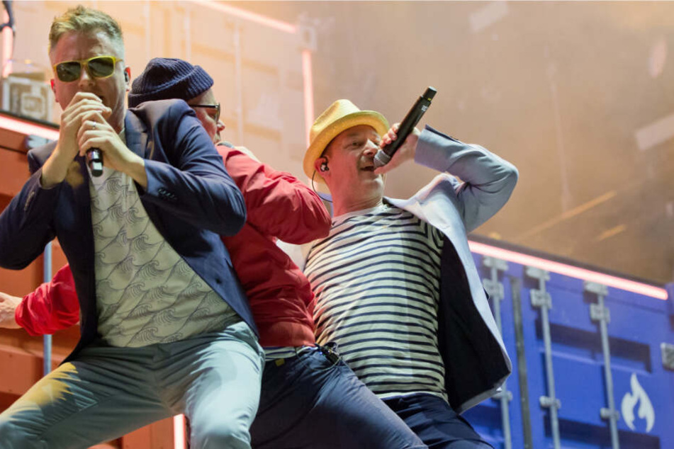 Die deutsche Hip-Hop-Band Fettes Brot, Martin Vandreier (Doc Renz, l-r), Boris Lauterbach (König Boris) und Björn Warns (Schiffmeister) stehen beim Musikfestival Rock im Park auf der Bühne.