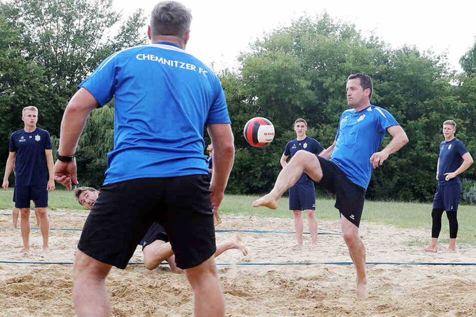 Der ehemalige Bundesligaprofi weiß noch immer, wie man mit dem Ball umgeht. Beim Fußball-Tennis klinkte sich Thomas Sobotzik mit ein - zum Erstaunen der Spieler.