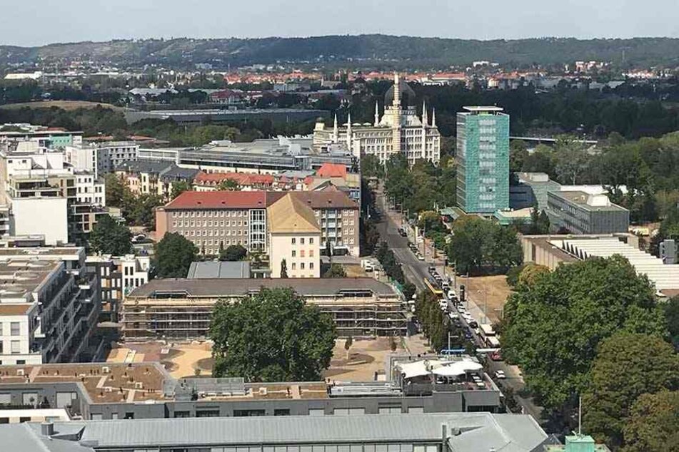 Radebeuler Weinberge im Hintergrund, die Yenidze und das Haus der Presse.