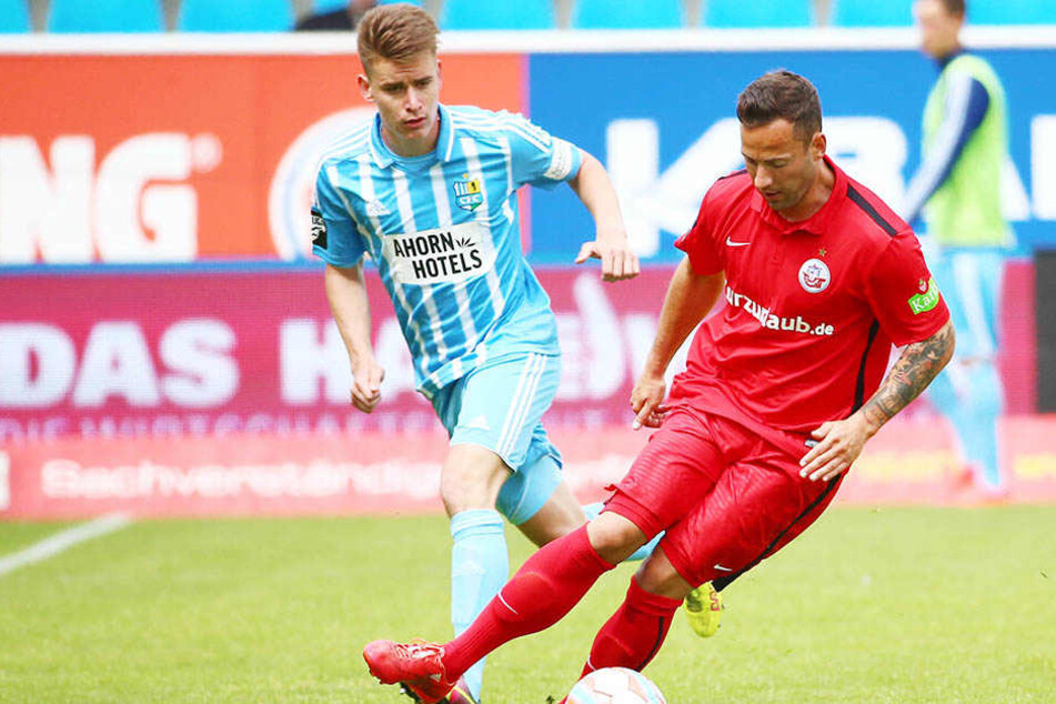 Ronny Garbuschewski (rechts) kämpft hier mit dem Chemnitzer Florian Hansch um den Ball.