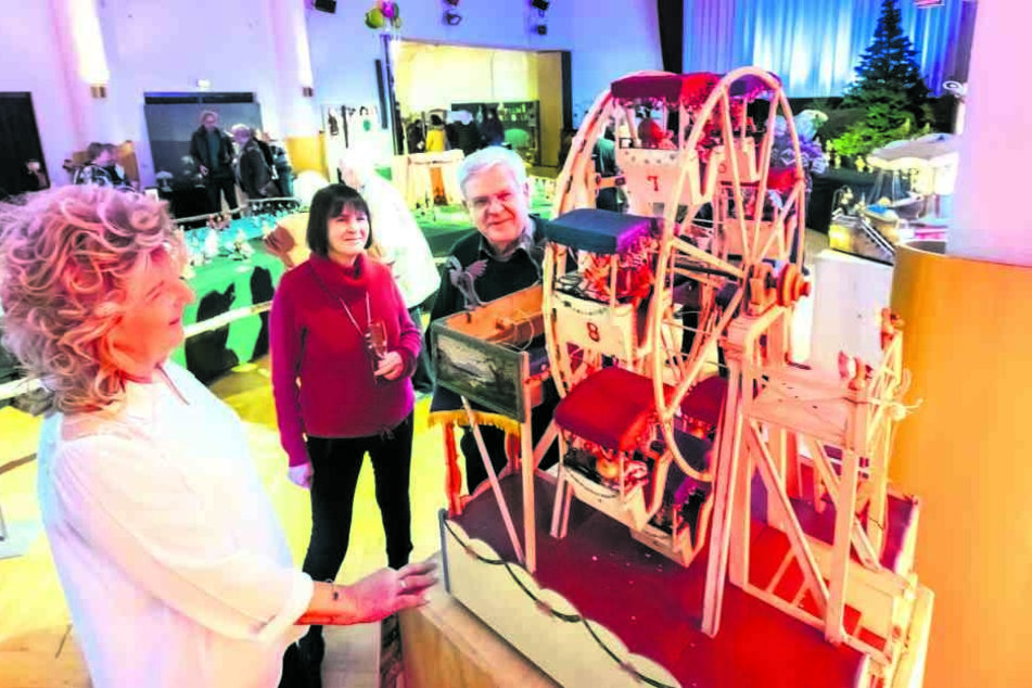 Im Kulturhaus Erzhammer: Manuela Fischer, Maria Stephani (65) und Albrecht Kirsche (66, v.l.) mit einem antiken Riesenrad von 1932.
