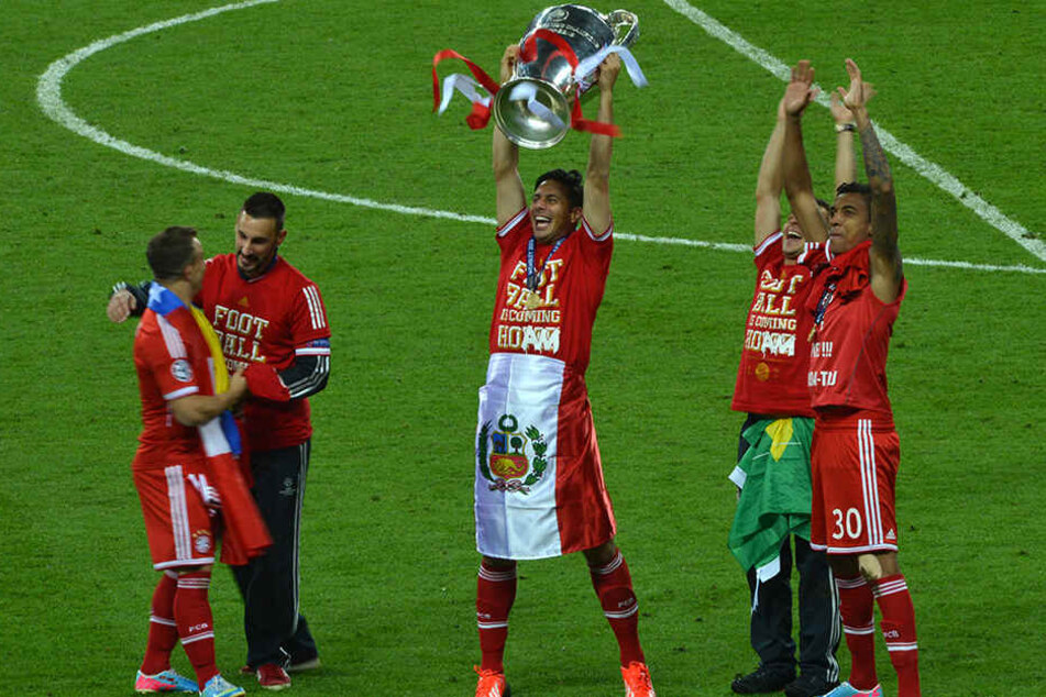 Pizarro feiert mit seinen Teamkollegen den Champions-League-Titel.