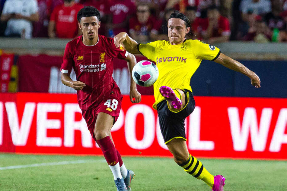 Der Neu-Dortmunder Nico Schulz (rechts) gegen den Liverpool-Kicker Curtis Jones.