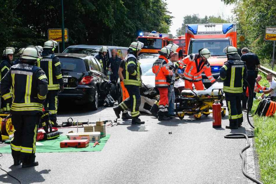 Einsatzkräfte versorgen die Verletzten an der Unfallstelle.
