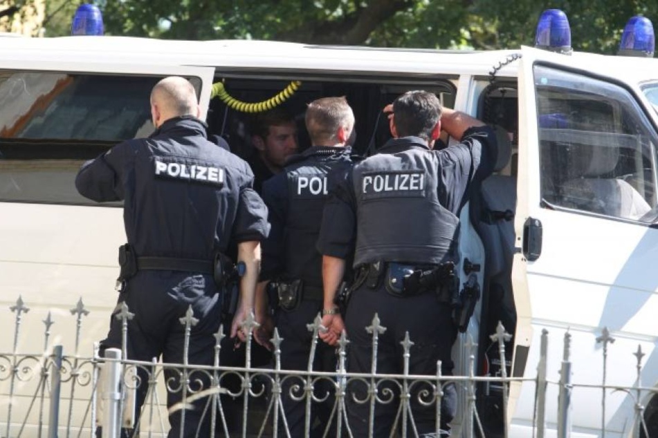 Zwei Polizisten wurden bei der Attacke verletzt. (Symbolbild)
