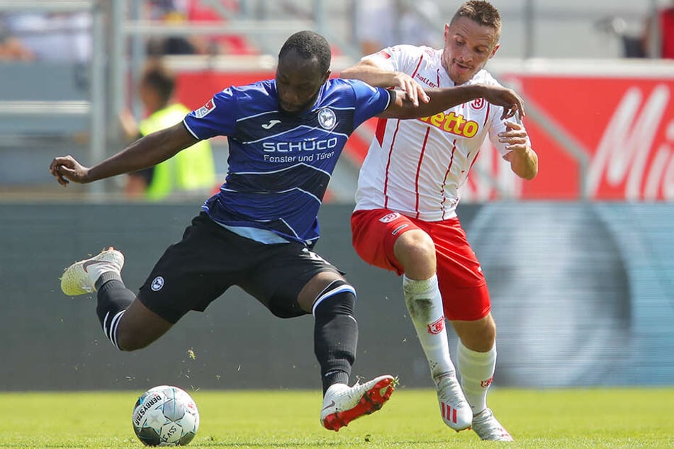 Einen Tick schneller: Bielefelds Torschütze zum 3:1, Reinhold Yabo (l.), schlägt bedrängt von Regensburgs Andreas Geipl einen verlagernden Pass.