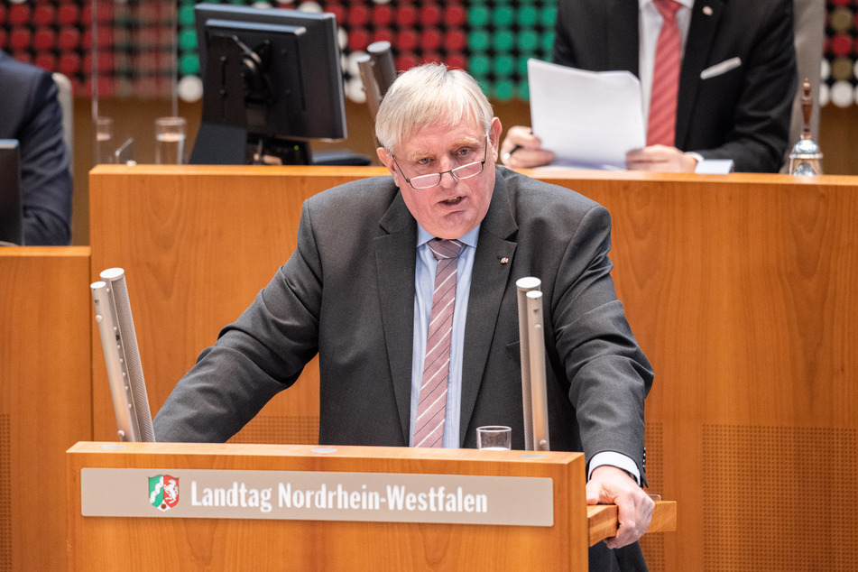 NRW-Gesundheitsministers Karl-Josef Laumann (CDU) prophezeit teilweise Versorgungsengpässe wegen der bevorstehenden Corona-Massenimpfung.