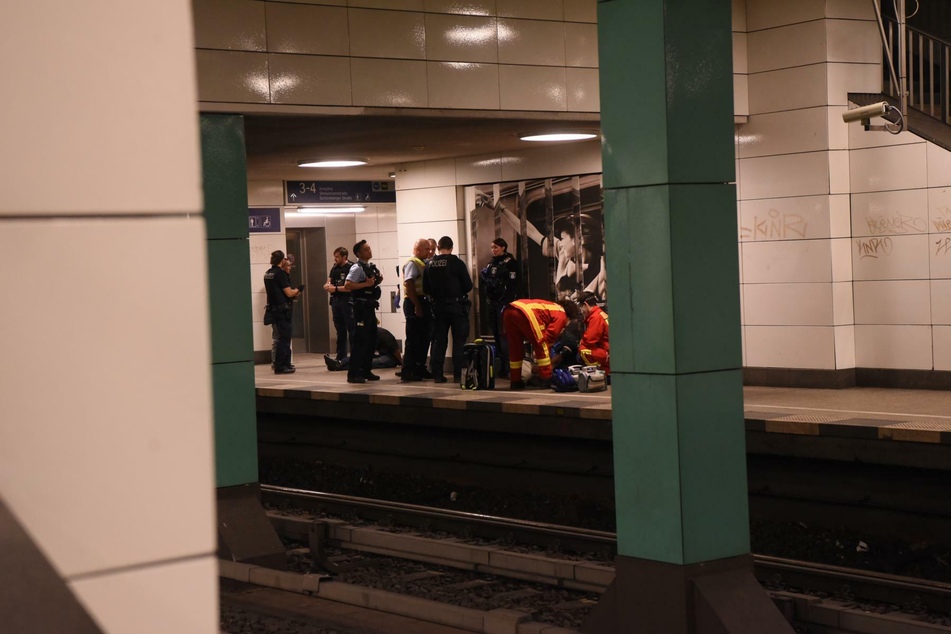 Betrunkene Architekten fallen ins Gleisbett: Polizei und Feuerwehr eilen zur Hilfe