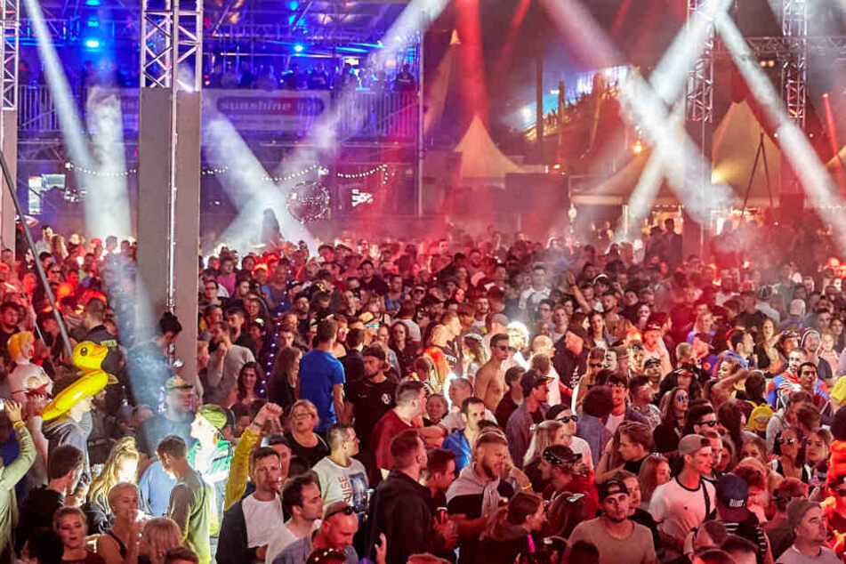 Bei einem Techno-Festival in Bingen kollabierte ein 35-Jähriger und starb kurz darauf (Symbolbild).