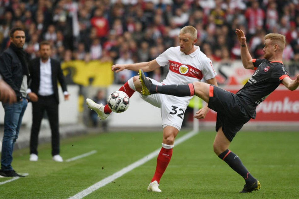 VfB-Rechtsverteidiger Andreas Beck (l.) und Nürnbergs Sebastian Kerk (r.) im Kampf um den Ball.