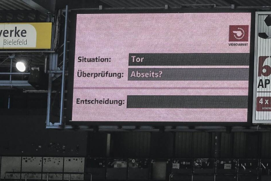 Beim Spiel des DSC gegen den FC Barnsley kam der Videobeweis auch zum Einsatz.