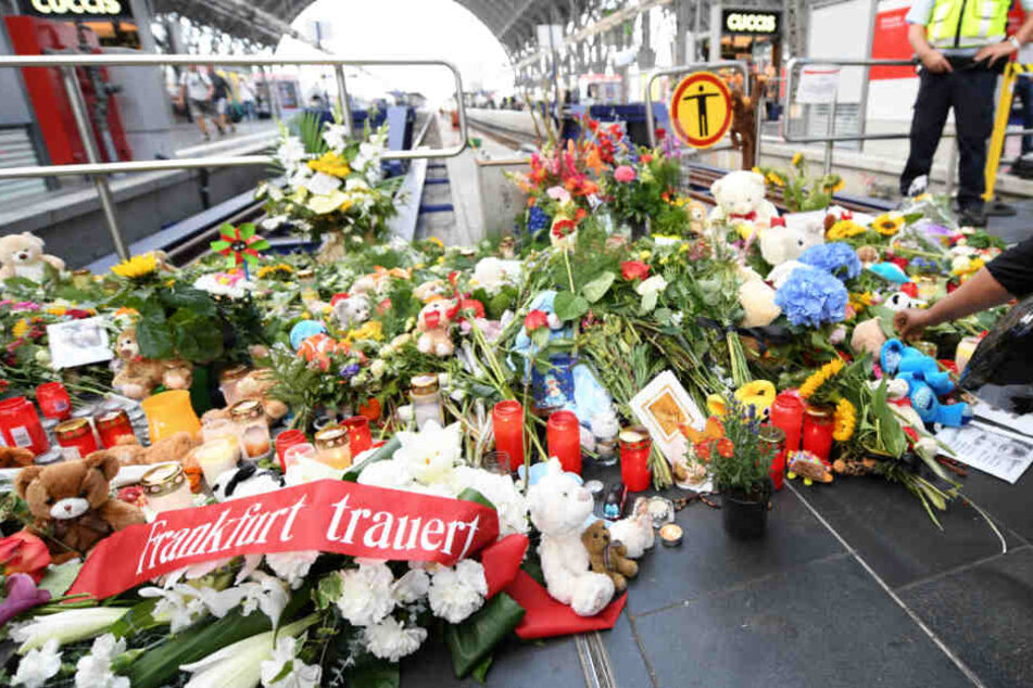 Am Tatort im Frankfurter Hauptbahnhof wurden nach der Attacke unzählige Blumen, Kerzen und Kuscheltiere niedergelegt.