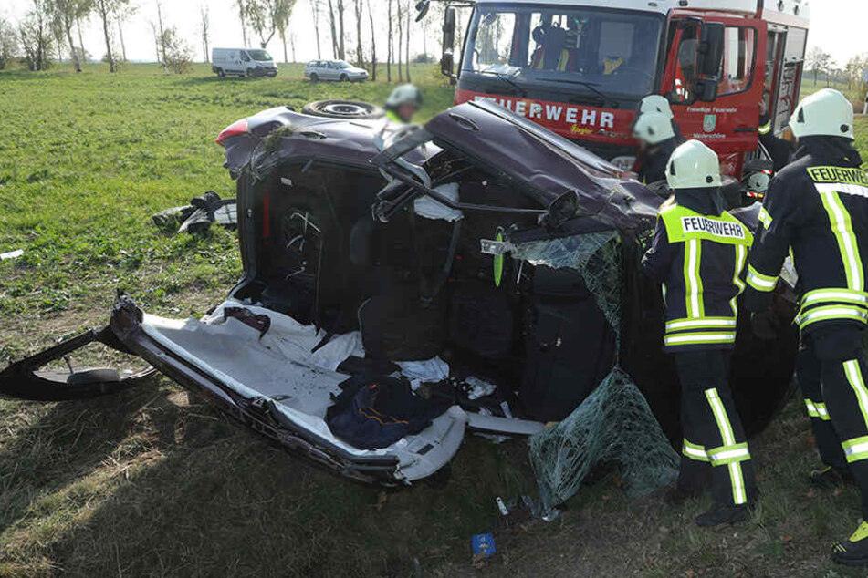 Die Feuerwehr musste den Skodafahrer aus dem Fahrzeug befreien.