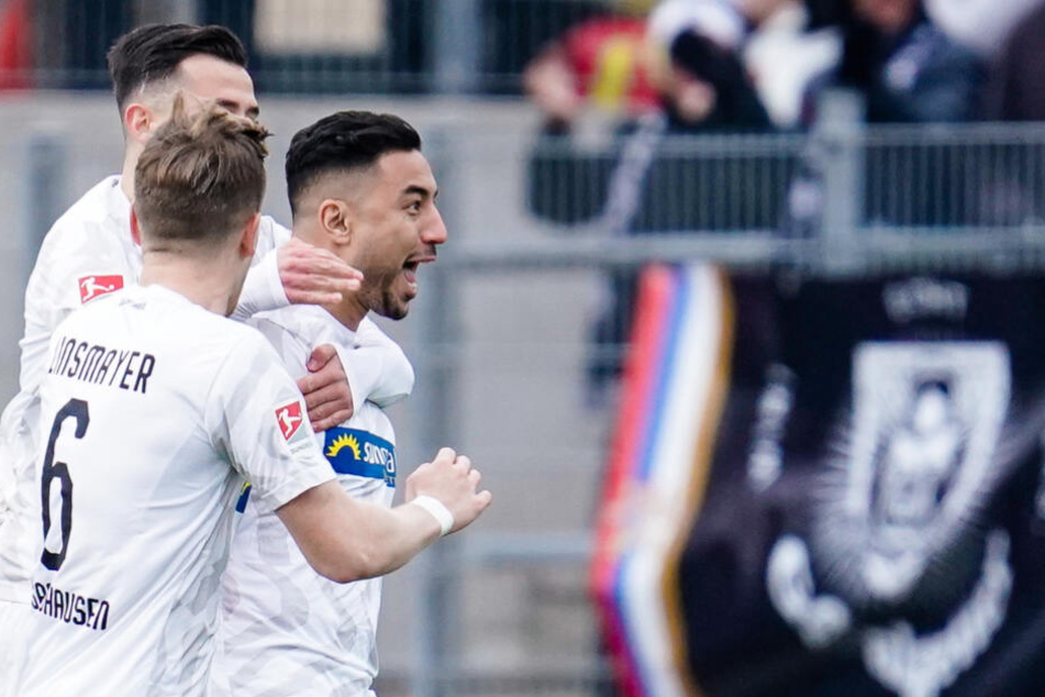 Sandhausens Torschütze Aziz Bouhaddouz (r) jubelt mit Mannschaftskollegen über das Tor zum 1:0.
