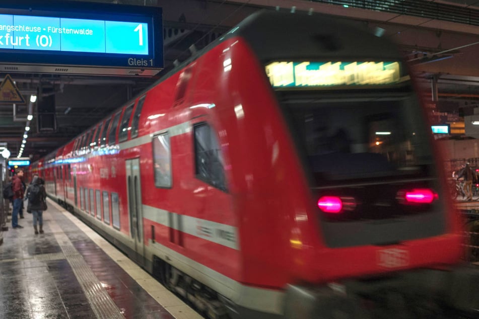 Aufgrund eines Feuerwehreinsatzes mussten am Mittwochmorgen mehrere Linien der Regionalbahn in Berlin umgeleitet werden. (Symbolfoto)