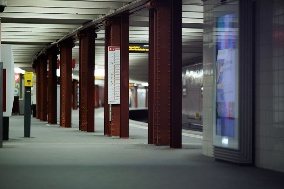 Auf dem Bahnsteig der U2 wurde ein junger Mann von drei unbekannten Angreifern verletzt. (Archivfoto)
