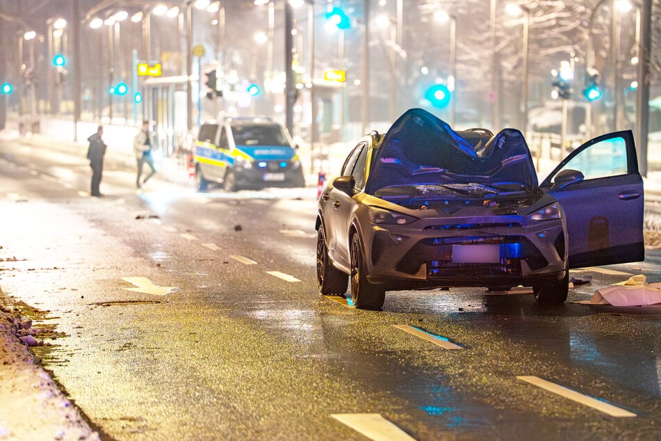 Schlimmer Unfall in Frankfurt: Fußgänger wird an Ampel von Auto erfasst und stirbt