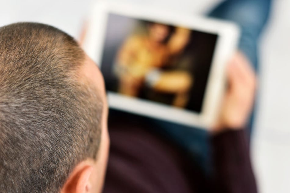 Dreister Drang: in aller Öffentlichkeit hat sich ein 49-Jähriger im Internet an illegalen Bildern bedient - eine Zeugin alarmierte die Polizei.