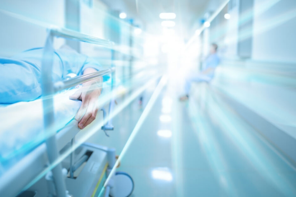 Der Mann konnte im Krankenhaus schließlich versorgt werden. (Symbolbild)