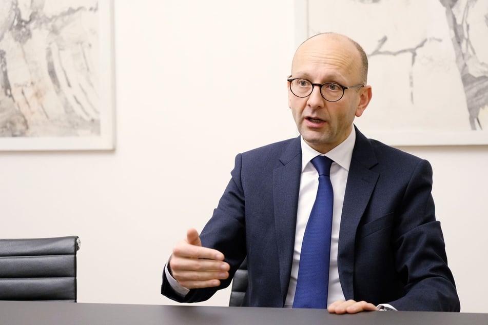 Insolvenzverwalter Lucas Flöther (52) erhöht den Druck auf die Stadträte.