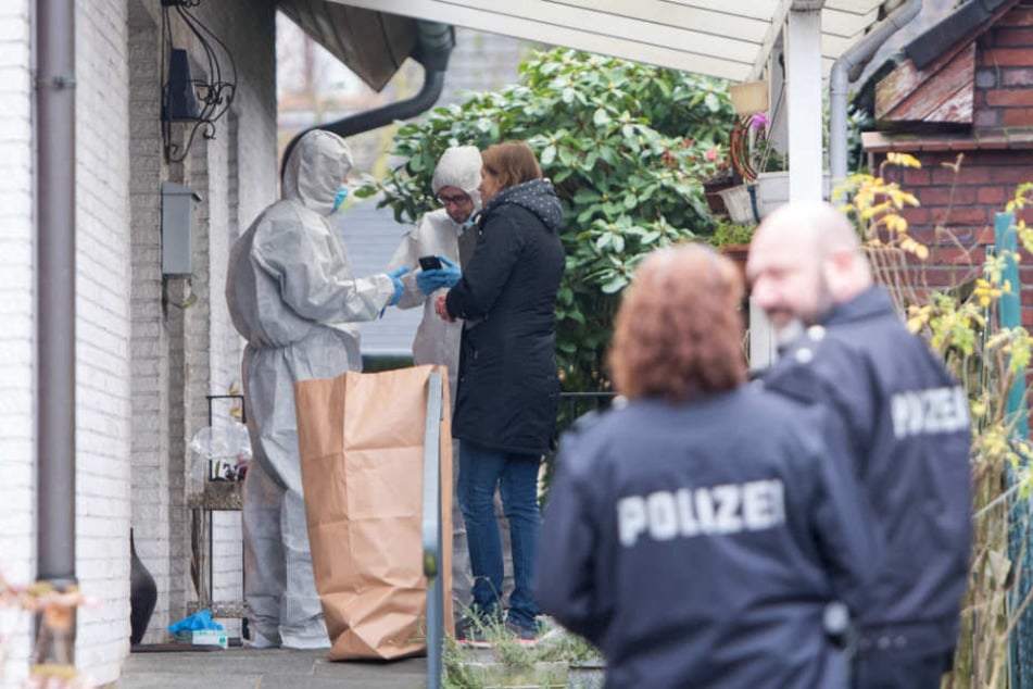 Polizisten sichern nach dem Mordversuch an einer 34-jährigen Frau den Tatort.