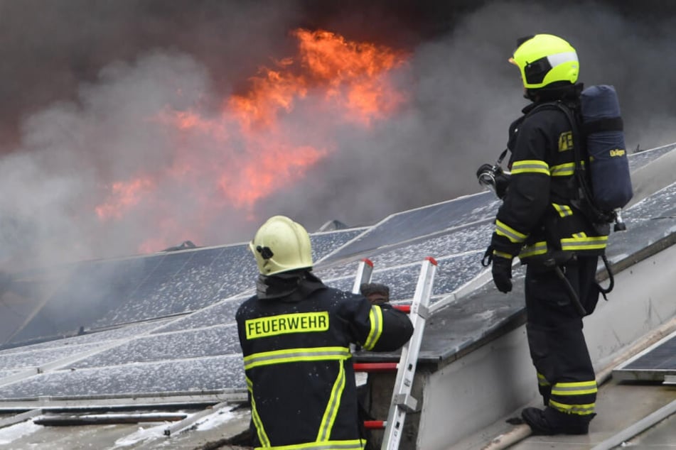 Die Feuerwehr war mit zahlreichen Kräften im Einsatz. (Symbolbild)