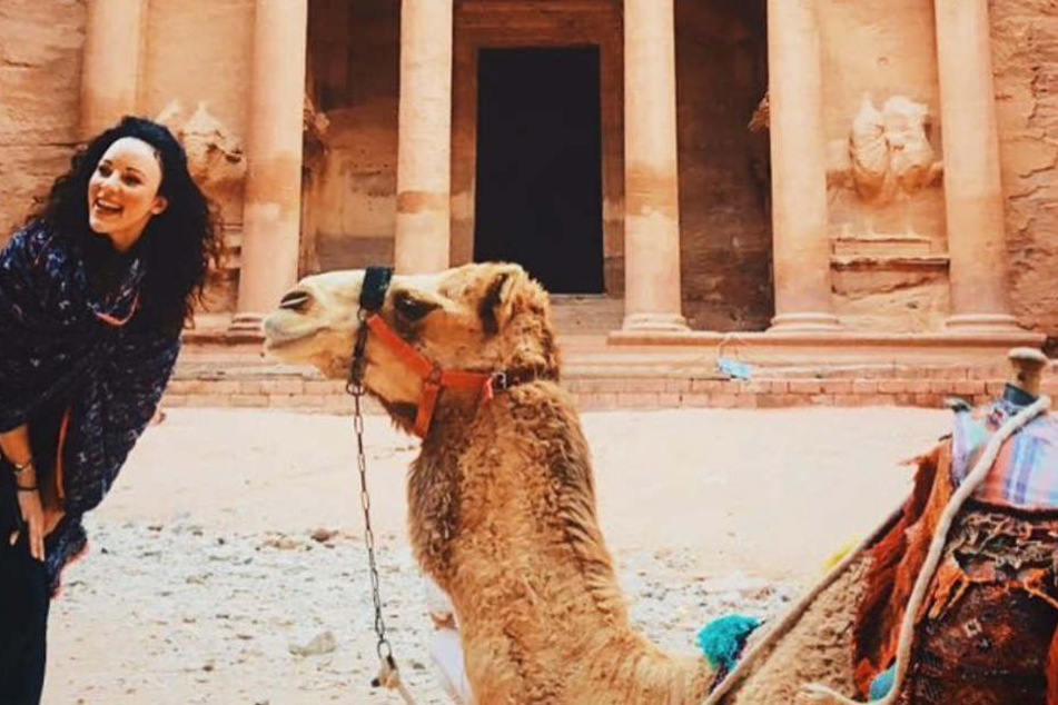 Heute geht die Sängerin viel auf Reisen, wie hier in Jordanien.