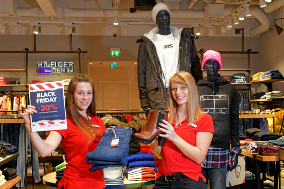 Bei Sophie Henseler (21, l.) und Emily König (20) bei Hilfiger gibt's am Black Friday 30 Prozent Rabatt.