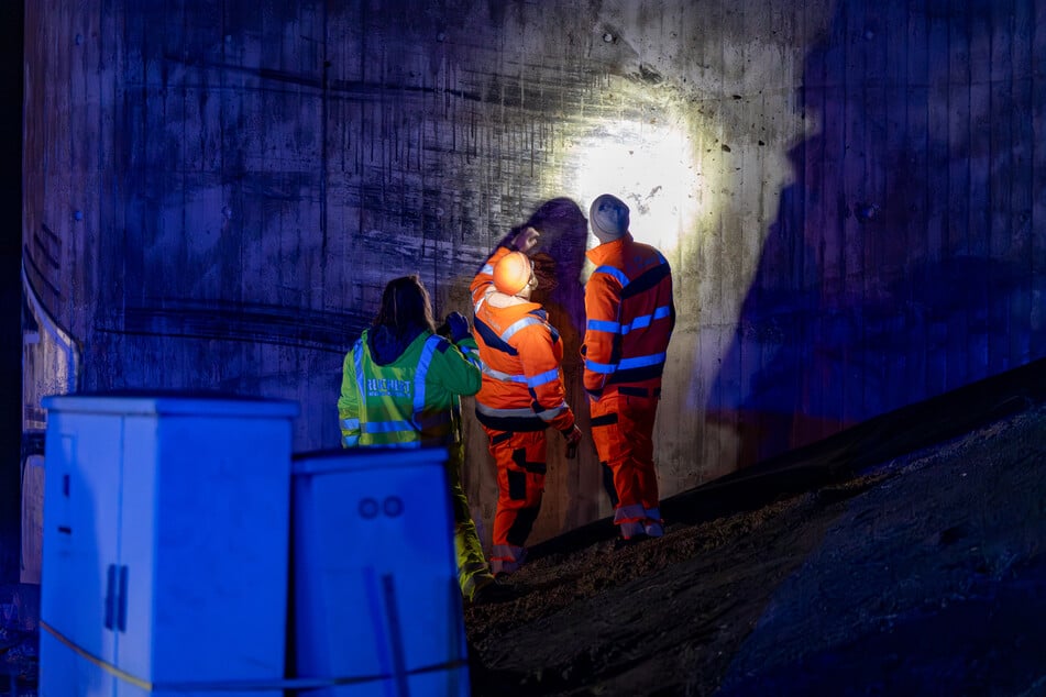 Auch der Brückenpfeiler wurde nach dem heftigen Crash auf Schäden untersucht.