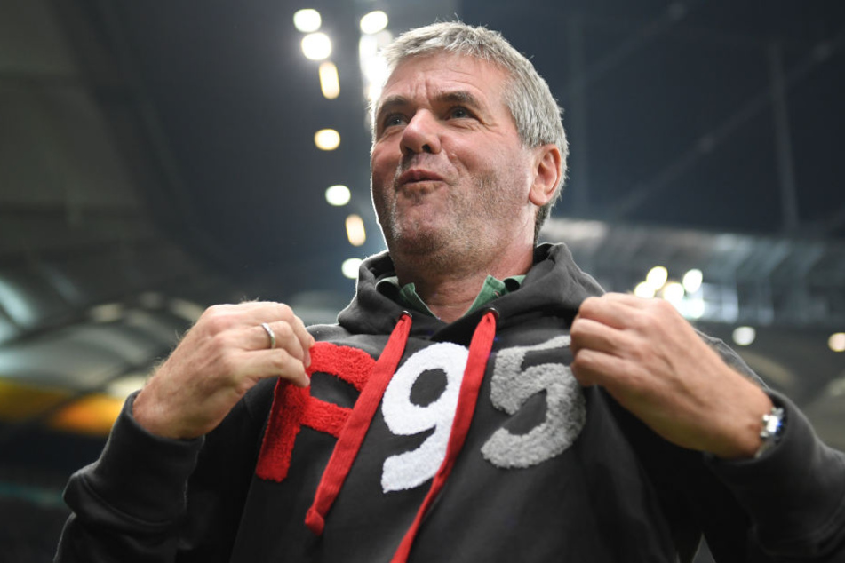 Friedhelm Funkel präsentiert den eigenen Fans vor dem Anpfiff seinen Fortuna-Sweater.