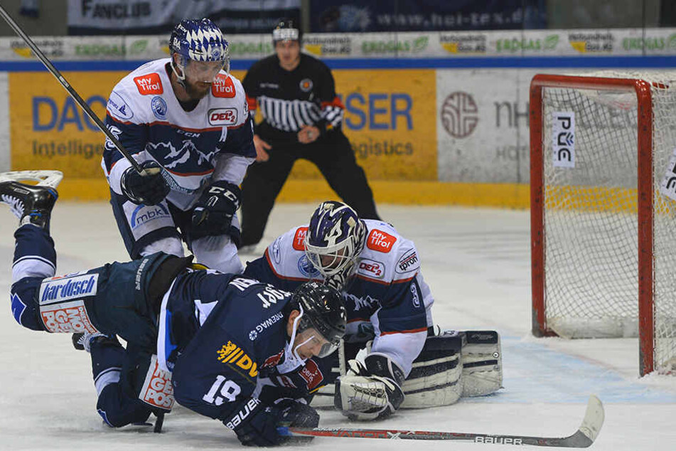 Ville Hämälainen (Nummer 19) scheitert am Riesserseer Goalie.